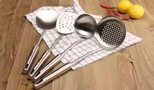 用磁铁去辨别不锈钢厨具的材质科学全面吗？